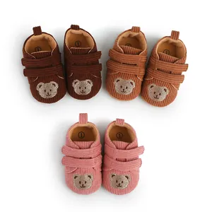 Drei Paar weiche Baby-Lernlaufschuhe aus Cord mit Bärenstickerei in verschiedenen Farben