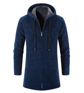 Chaqueta de punto con capucha azul para hombre, corte medio con forro polar interior.