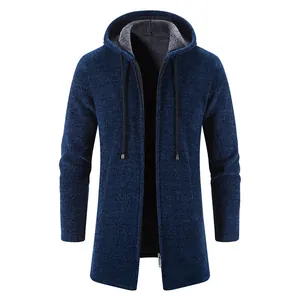 Vista de detalle de cárdigan de punto azul marino para hombre con forro polar