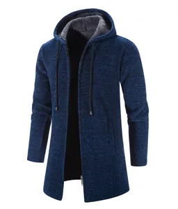 Vista detallada de una chaqueta de punto con capucha azul marino para hombre y forro polar