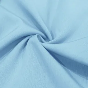 Makroansicht der atmungsaktiven hellblauen Stofftextur für Herren-Sport-Freizeithosen