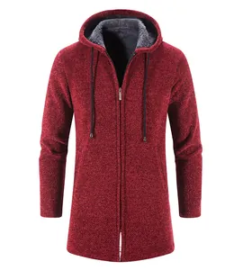 Vista frontal de chaqueta de punto burdeos para hombre con cálido forro de felpa gris