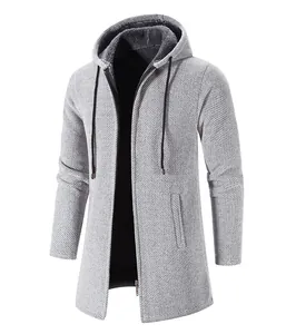 Detalle de cárdigan gris con capucha para hombre, punto texturizado y forro polar.