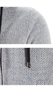 Primer plano de la textura de punto tipo gofre gris y el cordón de este cárdigan de hombre