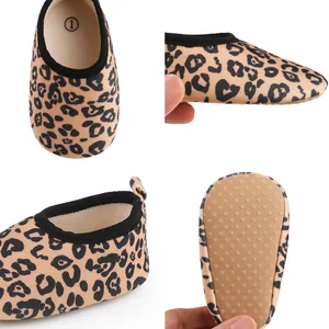 Vista detallada de zapatos para bebé con estampado de leopardo y suelas suaves antideslizantes