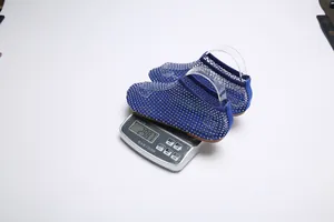 Vista detallada de las ligeras sandalias de malla con diamantes de imitación de 298,7 g.