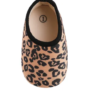 Vista detallada del zapato de bebé con estampado de leopardo y suela suave