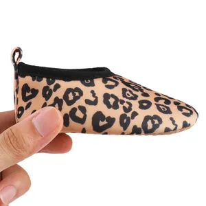 Vista detallada de zapatos de interior con suela blanda y estampado de leopardo para niñas