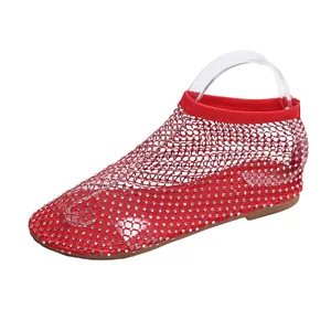 Elegantes sandalias planas de malla roja con pedrería brillante y punta redonda