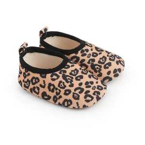 Vista detallada de zapatos para bebé con estampado de leopardo y suela suave