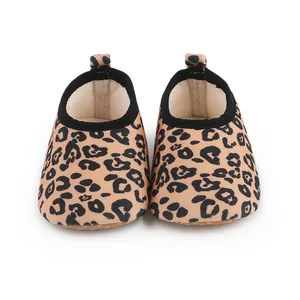 Vista detallada de zapatos para bebé con estampado de leopardo y suela blanda