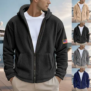 Détail du sweat à capuche zippé en polaire pour hommes avec couleurs et écusson drapeau