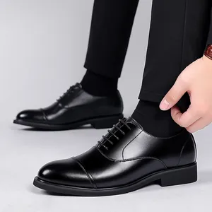 Eleganti scarpe Oxford da uomo in pelle nera perfette per occasioni di lavoro e formali