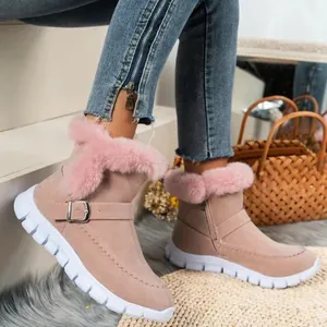 Vista detallada de las botas de nieve de invierno rosas forradas para mujer con jeans