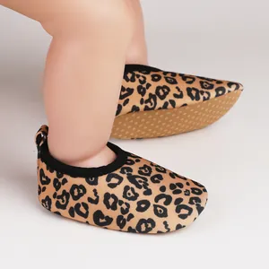 Primer plano de zapatos de interior para bebé con estampado de leopardo y suela suave