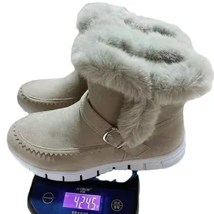 Detalle de botas de nieve ligeras para mujer con forro de piel en báscula digital.