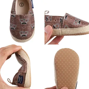 Detailansichten flexibler Baby-Lauflernschuhe mit Schnurrbart-Muster und rutschfester Sohle.