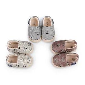 Drei Paar Segeltuch-Lauflernschuhe für Babys mit lustigen Schnurrbart- und Brillenmuster
