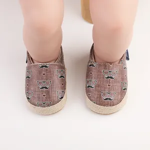 Détail de chaussures de marche pour bébé avec imprimé moustache et lunettes sur les pieds