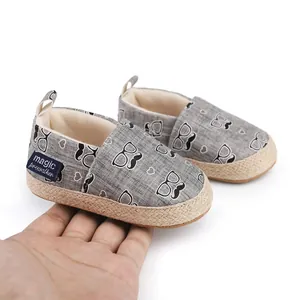 Detail von Baby-Lauflernschuhen mit Schnurrbartmuster und Seilsohle für 0-12 Monate