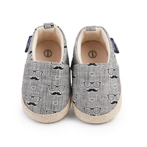 Babylauflernschuhe mit Brillen- und Schnurrbartdruck für Babys im Alter von 0-12 Monaten