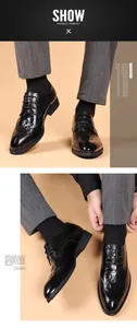 Detailansicht von schwarzen Brogue-Lederschuhen für Herren mit Krokodilmuster am Modell
