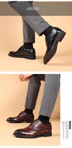 Detail der Herren-Lederschuhe Brogue mit Krokostruktur in Schwarz und Braun Farben