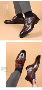 Detailansicht brauner Brogue-Lederschuhe mit Krokoprägung und Nadelstreifenhose.