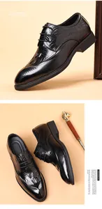 Detail von schwarzen Brogue-Schuhen aus Leder mit Krokoprägung und Löwenstock-Deko.