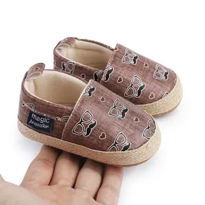Detailansicht brauner Baby-Lauflernschuhe mit Schnurrbart- und Brillenmuster-Print