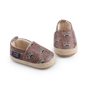 Detaillierte Makroansicht brauner Baby-Lernlaufschuhe mit Schnurrbart und Brille