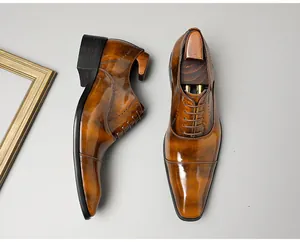 Draufsicht-Detail von braunen, polierten Oxford-Schuhen aus Leder mit Patina-Finish