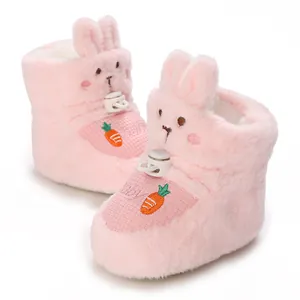 Chaussons bébé roses en peluche douce avec oreilles de lapin et broderie de carotte