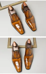 Detailansicht brauner Cap-Toe Oxford-Schuhe für Herren mit Schuhspannern aus Holz
