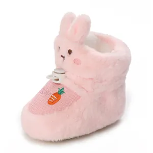 Vue détaillée de bottines bébé roses en peluche avec oreilles de lapin et carotte