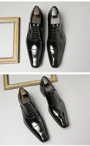 Detailansicht von hochwertigen schwarzen Business-Oxfordschuhen aus Lackleder mit Kappenbesatz