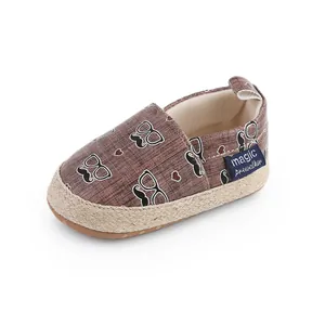 Detailansicht brauner Baby-Canvas-Schuhe mit Schnurrbart-Print und geflochtener Jutesohle