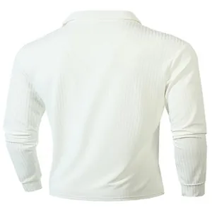 Rückansicht eines weißen, gerippten Langarm-Poloshirts für Herren mit Stoffdetails.