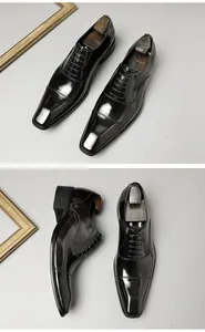 Detailansicht von polierten schwarzen Oxford-Schuhen aus Leder für Herren-Business