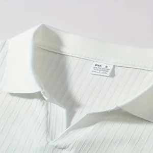Detailansicht eines weißen vertikal gestreiften Polo-Kragens mit Größen- und Material-Tag.