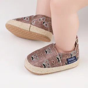 Nahaufnahme von Baby-Lernlaufschuhen mit Schnurrbart-Muster und dekorativer Espadrille-Sohle