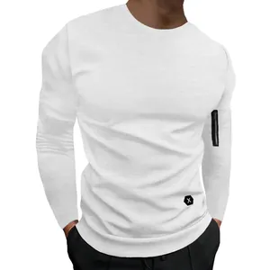 Vue détaillée d'un t-shirt blanc à manches longues pour homme avec zip sur le bras