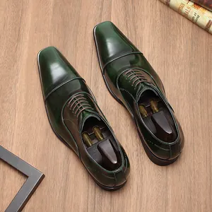 Detaillierte Draufsicht auf elegante dunkelgrüne Leder-Oxford-Schuhe auf Holzoberfläche