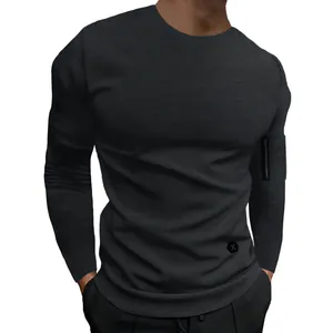 Gros plan d'un t-shirt homme coupe ajustée à manches longues avec détail éclair sur le bras.