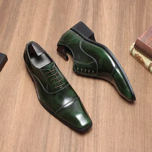 Makroansicht der hochwertigen dunkelgrünen Ledertextur an formellen Business-Schuhen für Herren