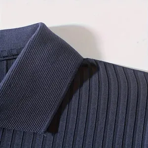 Detailansicht der marineblauen Rippstruktur und des Polokragens
