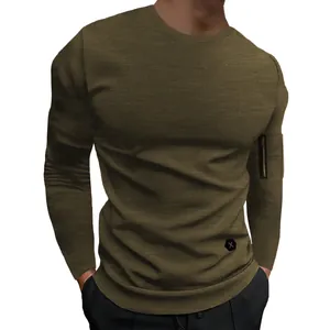 Gros plan sur le t-shirt à manches longues ajusté vert olive avec fermeture éclair sur le bras