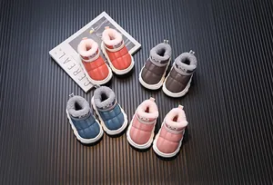 Detailansicht der Kinder-Schneestiefel in vier Farben mit gemütlichem Plüschfutter.
