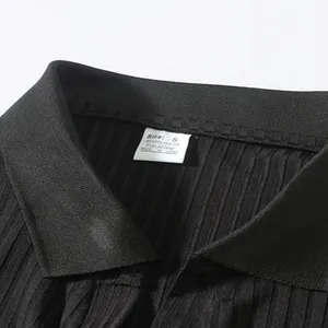Nahaufnahme des schwarzen Ripp-Poloshirts mit Etikett in Größe S und Materialinfo