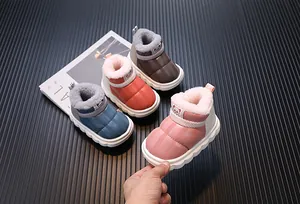 Verschiedene Farben wasserdichte Kinder-Schneestiefel mit warmem, dickem Plüschfutter.